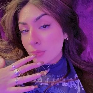 Meet your Posher, Hira